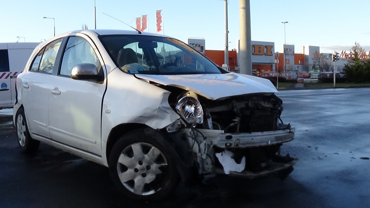 Több milliós az anyagi kár a László és Szegfű utca kereszteződésében történt balesetben