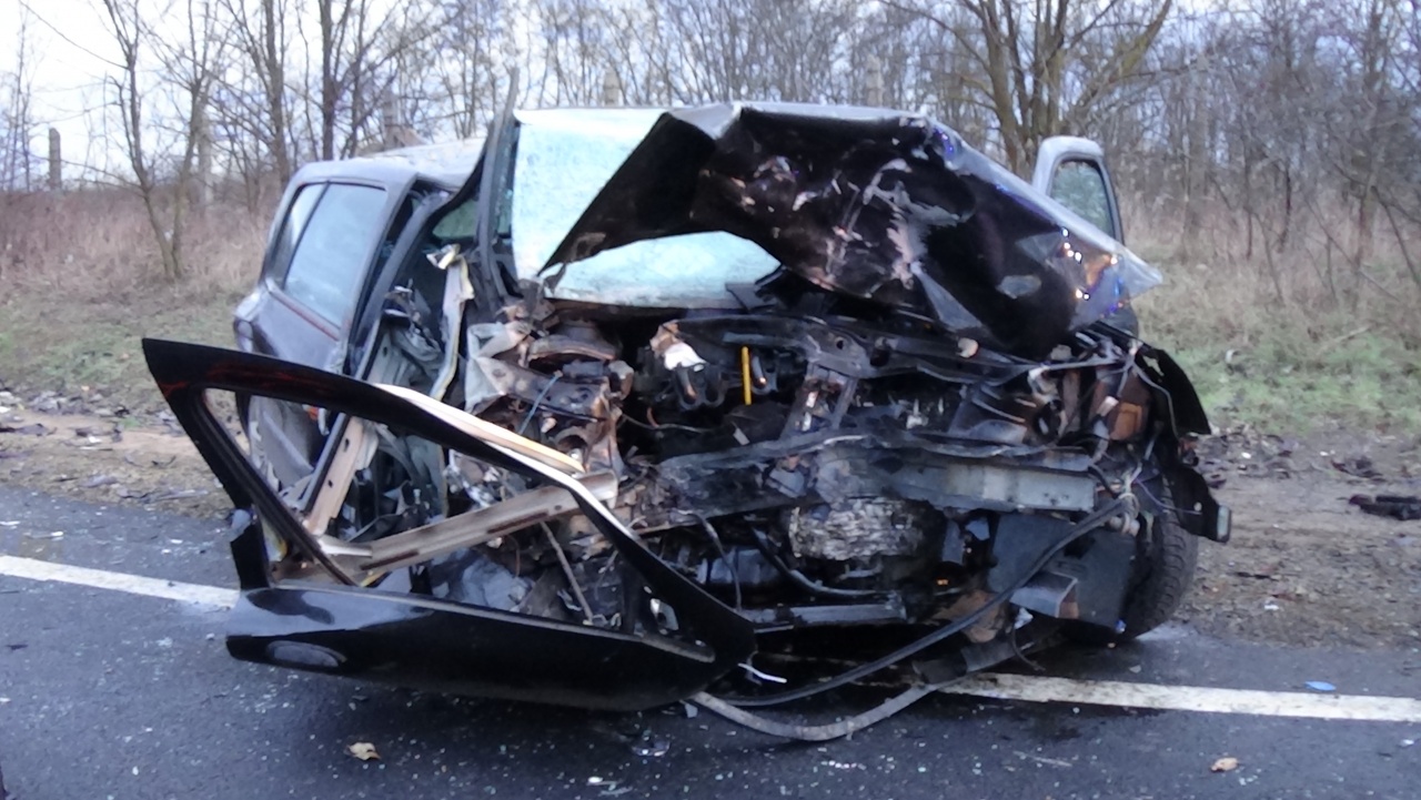 Hármas karambol Kőlaposnál – Egy embert a tűzoltók vágtak ki a totálkáros járműből