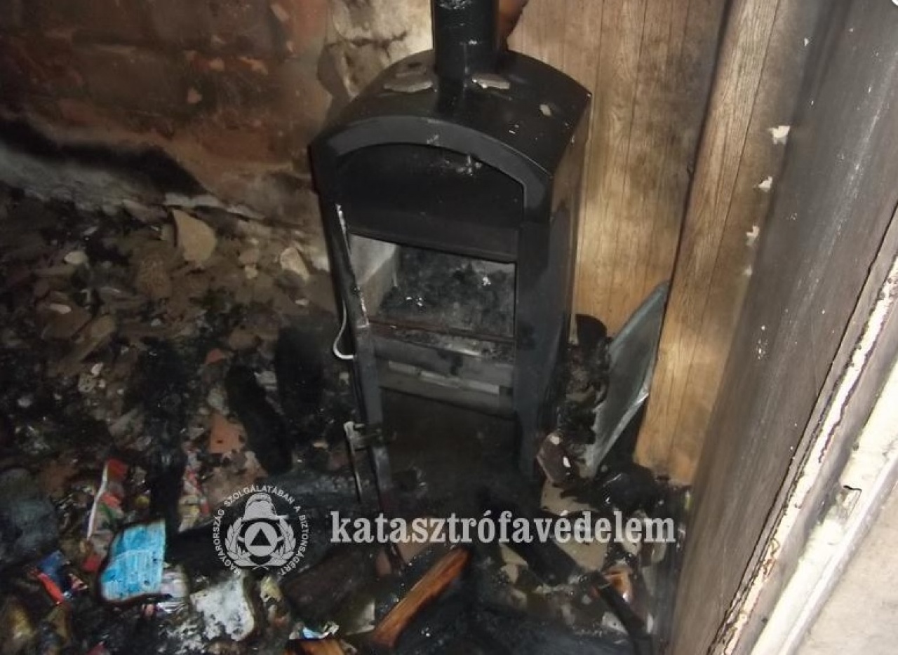 A berendezési tárgyak égtek - egy ember megsérült