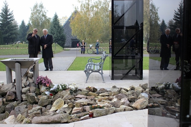 Méltó nyughellyé váltak temetőink