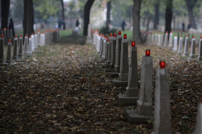 Mécseseket gyújtottak a Hősök Temetőjében