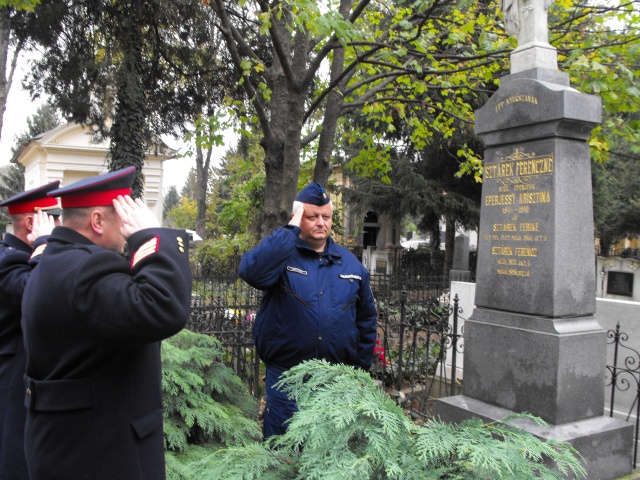Közös emlékezés és gyertyagyújtás az egykori parancsnok emlékére