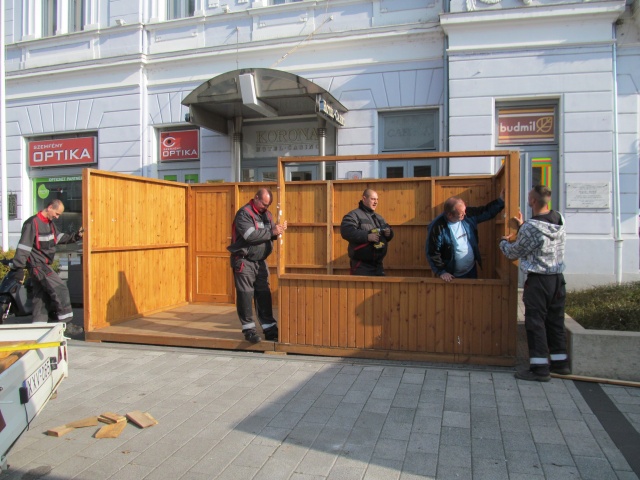 Épül a karácsonyi forgatag