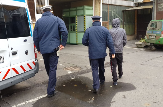 Körözött fiút is elfogtak a csellengőket ellenőrző rendőrök
