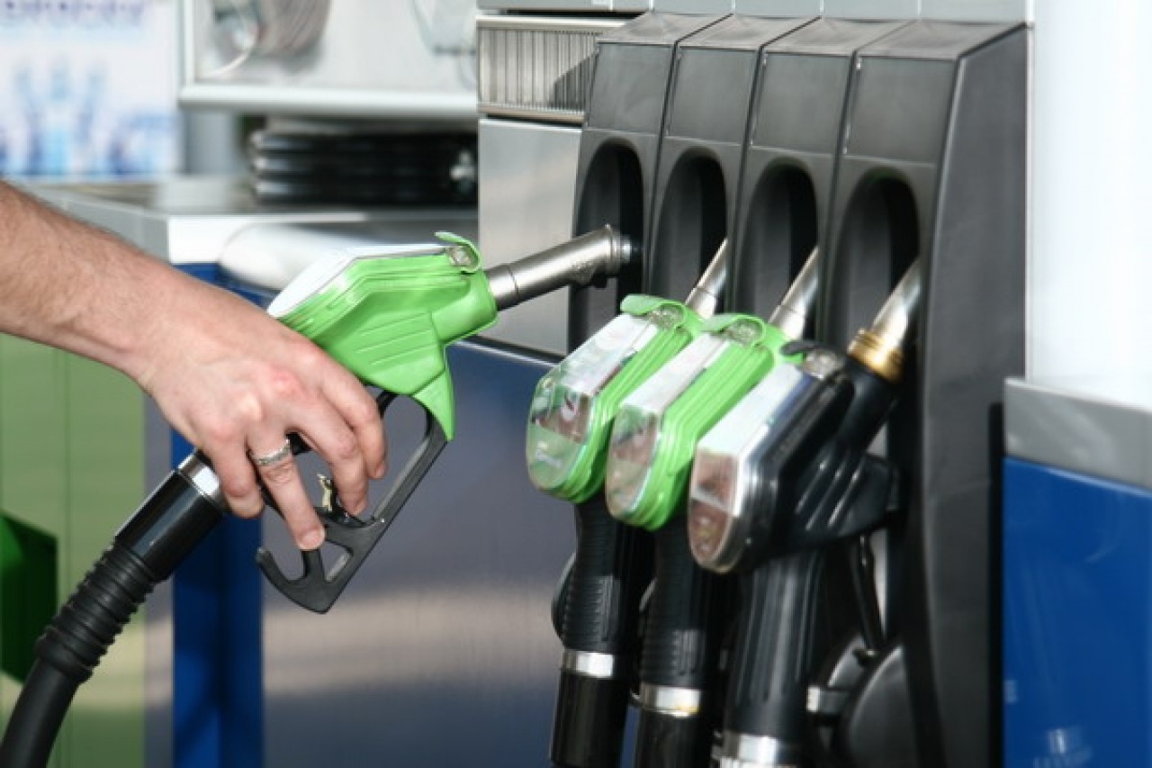 Emelkedik a benzin ára, a gázolajé nem változik