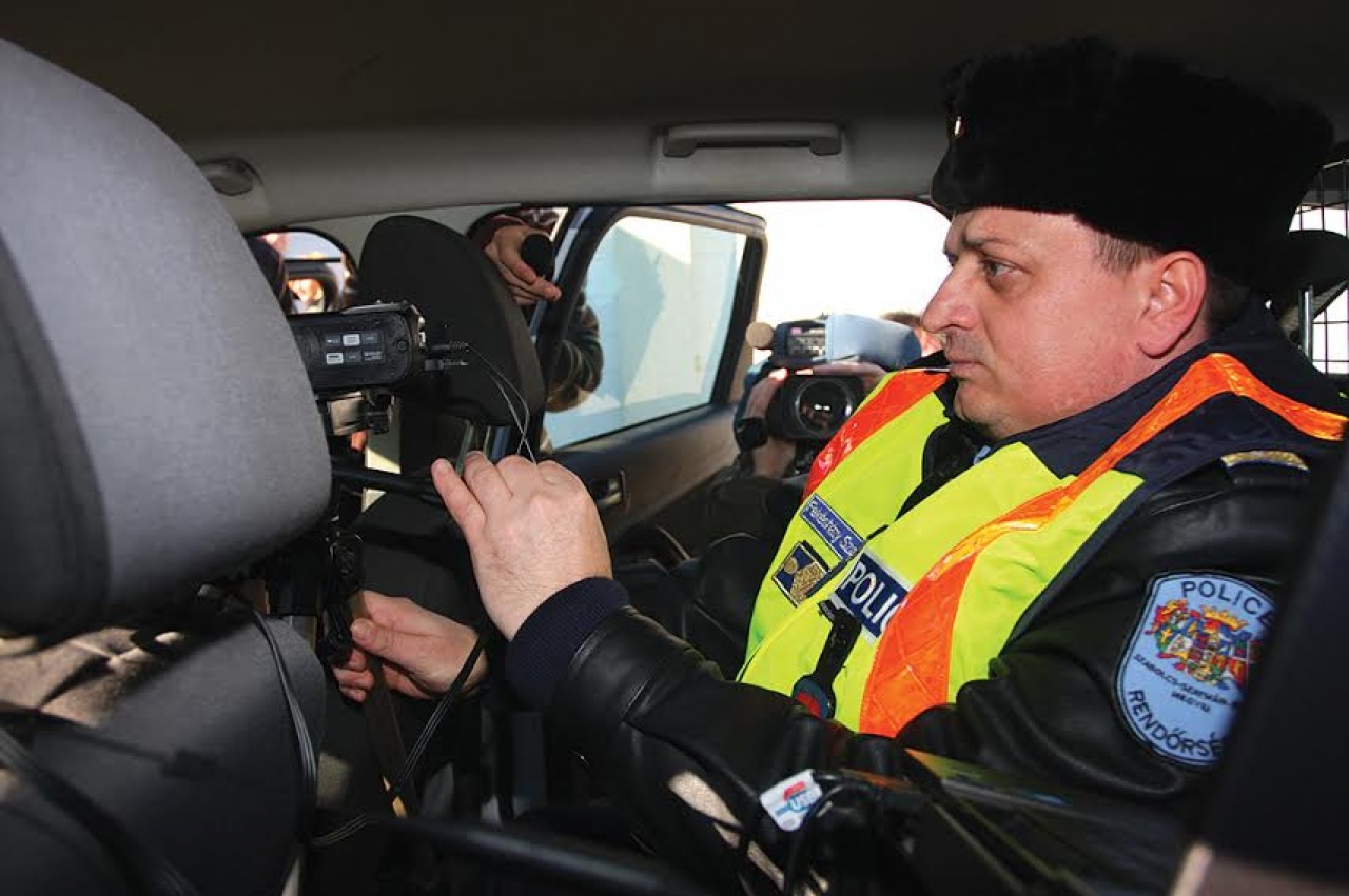 A rendőrök megvédik az autósokat – saját maguktól