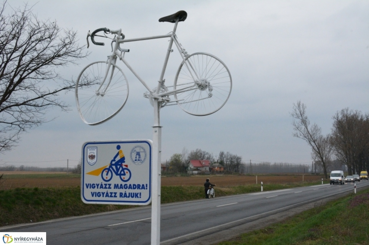 Fényvisszaverős biciklik figyelmeztetnek