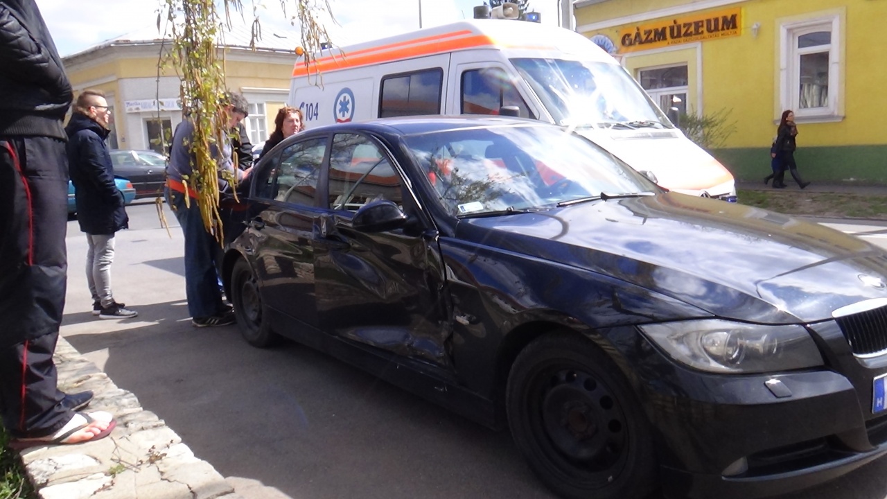 Két személyautó ütközött