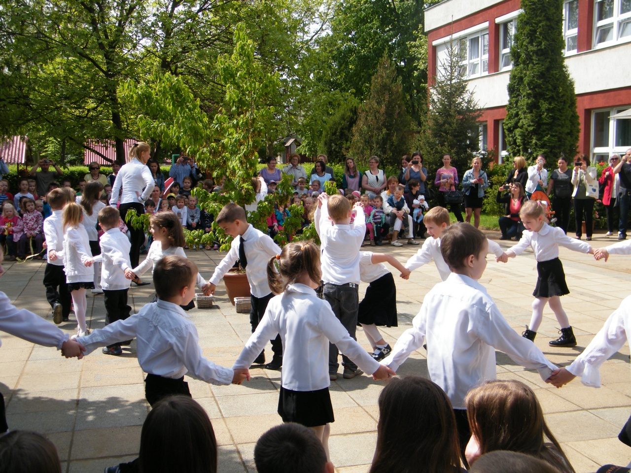 Májusköszöntő a Tündérkert Keleti Óvoda Székhelyintézményében