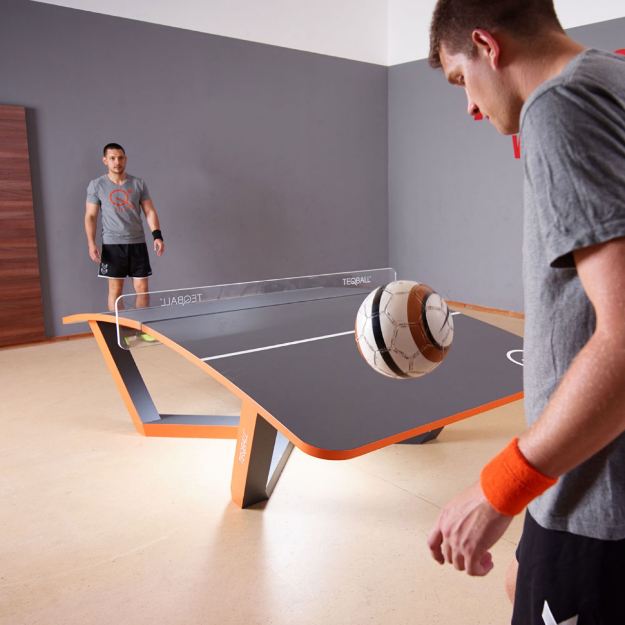 Настольный теннис ногами. Стол для футбольного пинг понга. Изогнутый стол для пинг понга. Изогнутый стол для тенниса. Выгнутый теннисный стол.