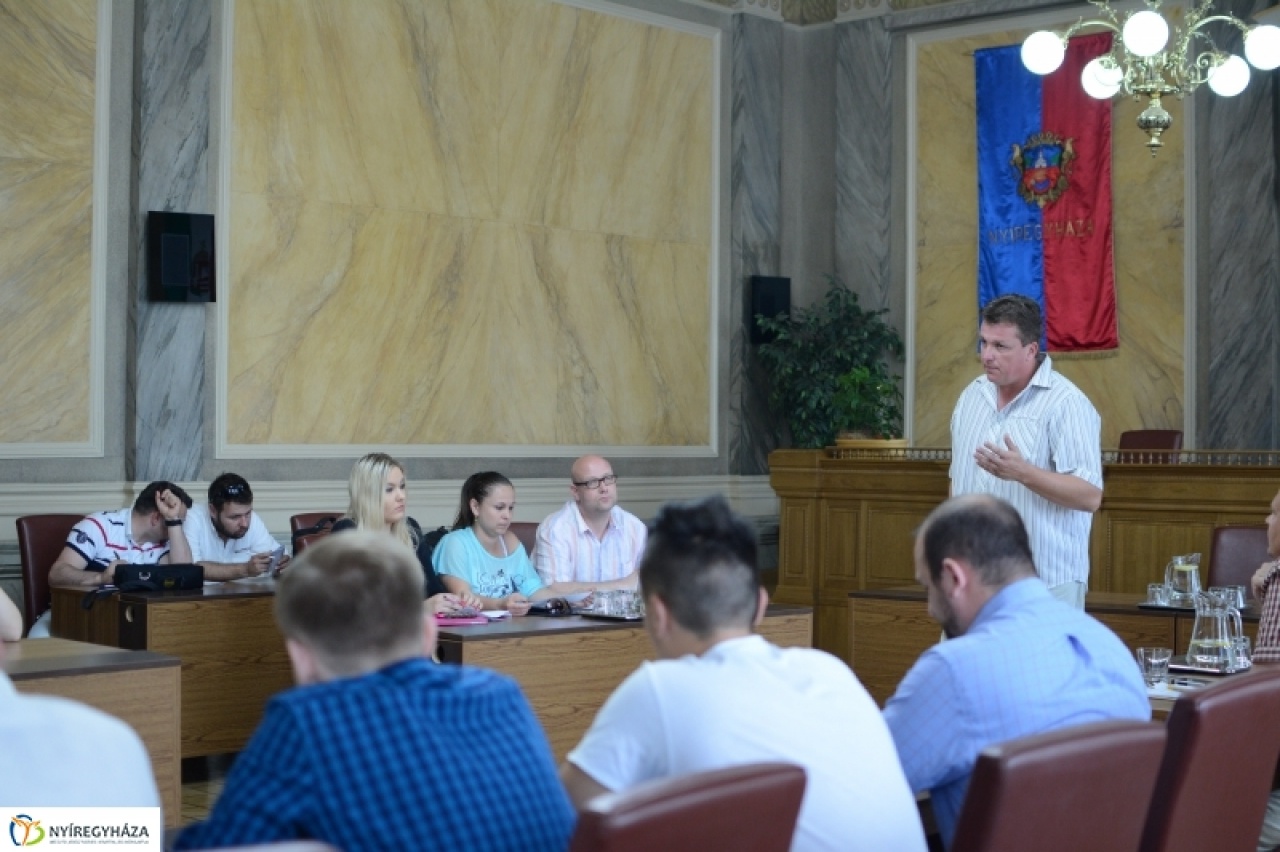 Megállítanák a fiatalok elvándorlását