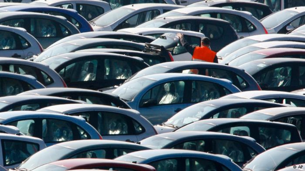 Autókereskedéseket, szervizeket és autósboltokat ellenőriztek